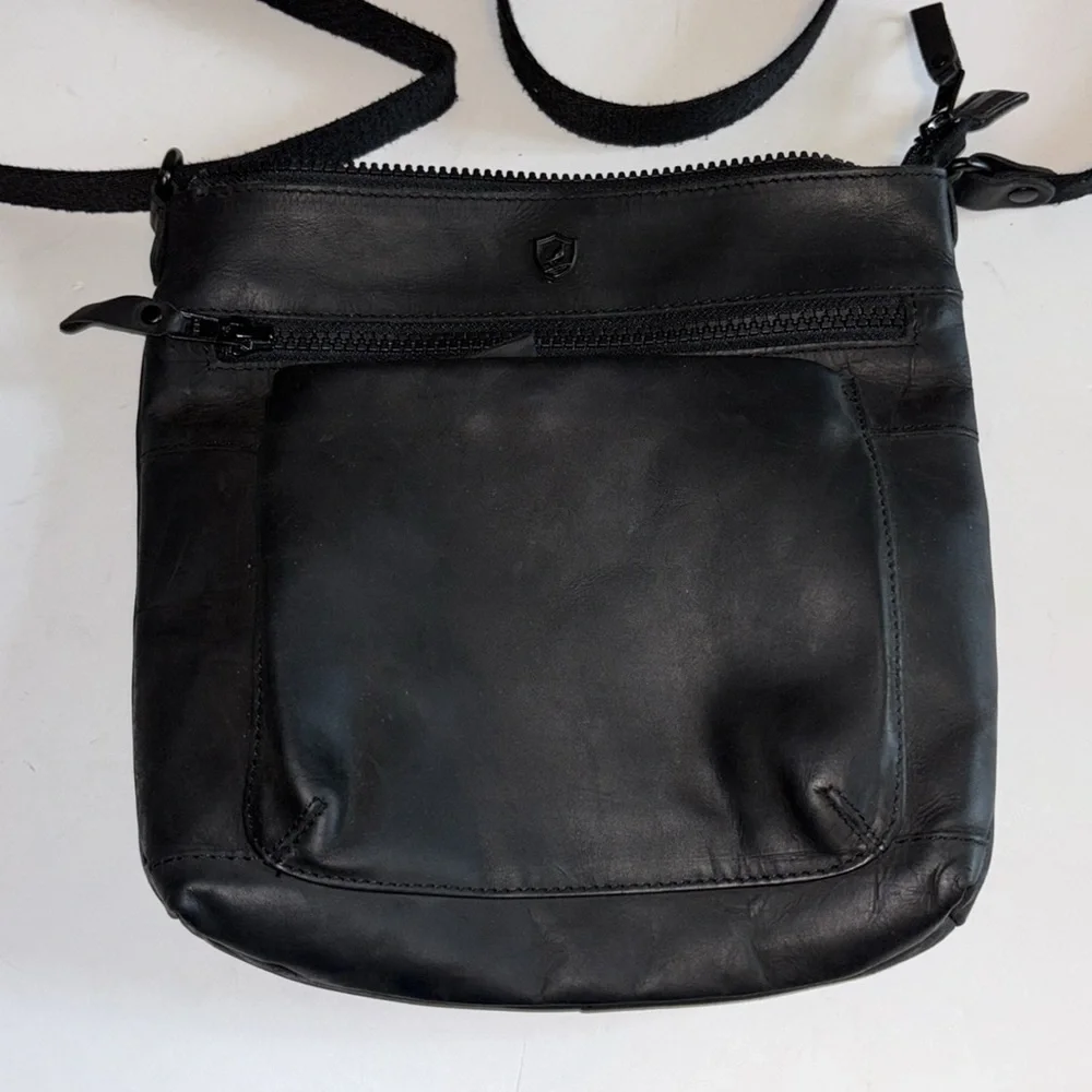 COCHOA BRAND BLACK LEATHER CROSSBODY 3 ZIP POCKETS OUTSIDE OF BAG PRELOVED